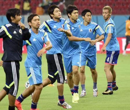 　試合前練習する（右から）本田、香川、森重、内田、長友ら＝レシフェ（共同）