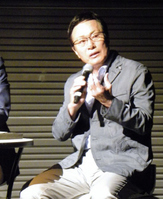 険しい表情で日本代表の逆転負けを振り返る釜本邦茂氏＝グランフロント大阪