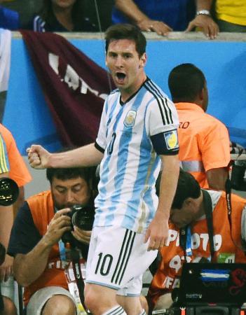 　アルゼンチン-ボスニア・ヘルツェゴビナ　後半、２点目を決めガッツポーズで喜ぶアルゼンチンのメッシ＝リオデジャネイロ（共同）