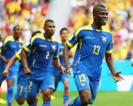 　前半、先制ゴールを決め喜ぶエクアドルのＥ・バレンシア（１３）（ゲッティ＝共同）