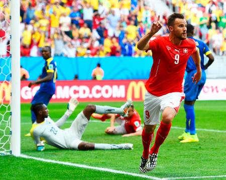 　試合終了間際に決勝ゴールを決め、駆けだすスイスのセフェロビッチ（ゲッティ＝共同）