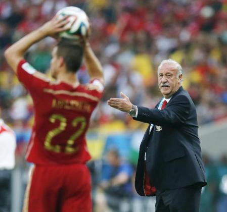 　スペイン‐チリ　前半、指示を出すスペインのデルボスケ監督＝リオデジャネイロ（共同）