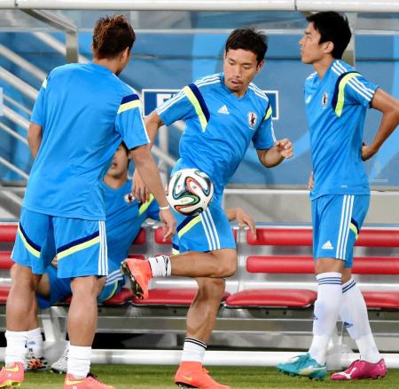 　長谷部（右）らと練習する長友