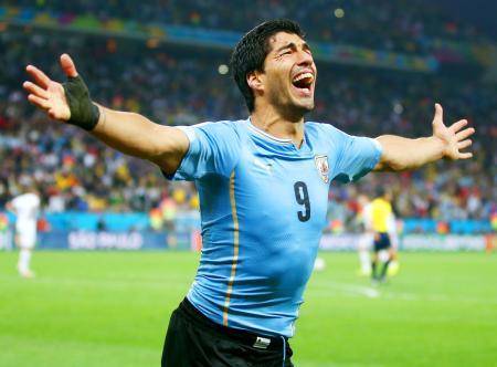 　ウルグアイ-イングランド　後半、勝ち越しゴールを決め、両手を広げて喜ぶウルグアイのスアレス＝サンパウロ（ゲッティ＝共同）