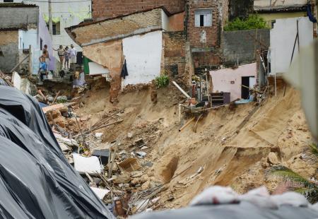 　サッカーＷ杯日本対ギリシャ戦の開催地、ブラジル北東部ナタルの海岸近くで起こった大雨による土砂崩れ＝１９日（共同）