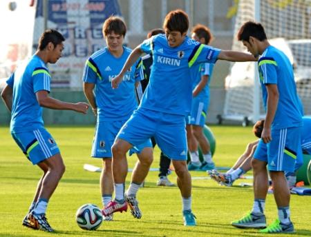 清武弘嗣（左）、山口螢（右）らとボールを奪い合う酒井宏樹（中央）＝ブラジル・イトゥ（撮影・吉澤敬太）