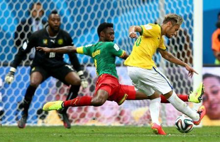 　前半、ブラジルのネイマール（右）がカメルーンからこの試合２点目のゴールを決める＝ブラジリア（ゲッティ＝共同）