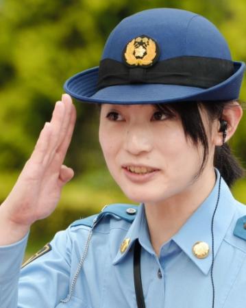 交通規制を終え敬礼する女性のＤＪポリス＝東京・渋谷スクランブル交差点（撮影・開出　牧）