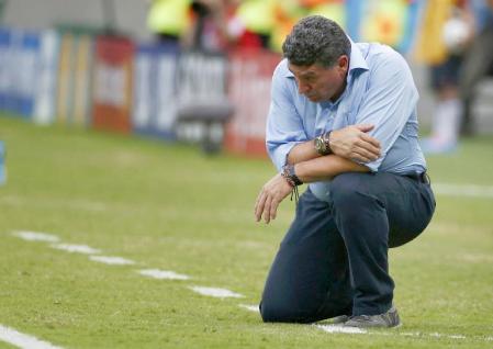 　サイドラインで膝をつくホンジュラスのスアレス監督