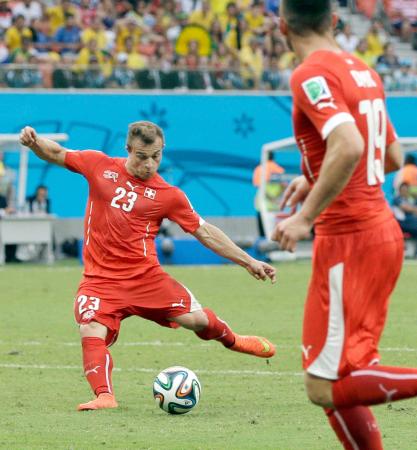 　後半、ハットトリックとなるゴールを決めるスイスのシャキリ（ＡＰ＝共同）