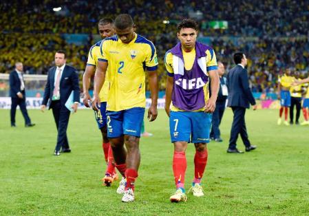 　決勝トーナメント進出を逃し、肩を落とし引き揚げるエクアドルのグアグア（２）、モンテロ（７）ら
