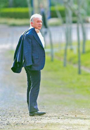 　会見を終え、メディアセンターを後にするザッケローニ監督（撮影・吉澤敬太）