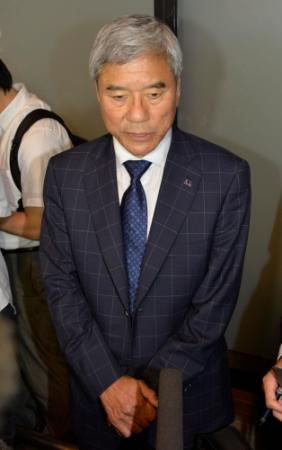 　帰国し記者の質問に答える日本サッカー協会の大仁会長