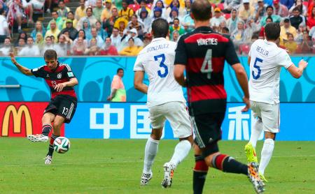 　米国戦の後半、ゴールを決めるドイツのミュラー＝２６日、レシフェ（ゲッティ＝共同）