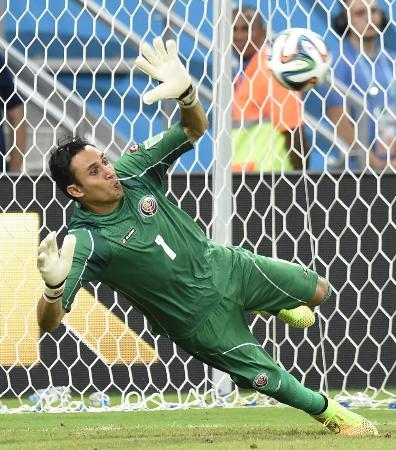 　コスタリカ-ギリシャ　ＰＫ戦でギリシャの４人目、ゲカスのキックを止めるコスタリカのＧＫナバス＝レシフェ（共同）