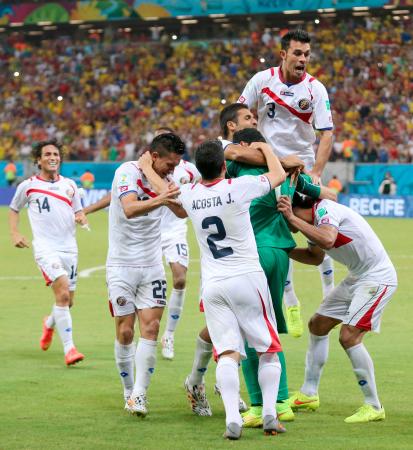 　ＰＫ戦でギリシャを破り、抱き合って喜ぶコスタリカイレブン（共同）