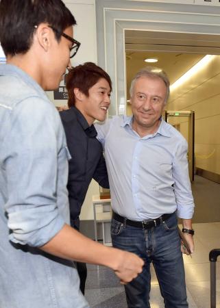 　見送りに来た長谷部（左）、内田（中央）と別れを惜しむザッケローニ監督