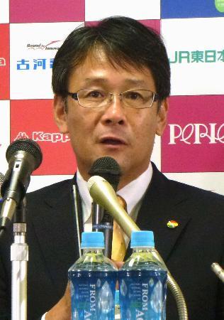 　Ｊ２千葉の新監督就任が決まり、記者会見する関塚隆氏＝２日午後、千葉市中央区