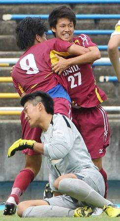 　福岡大-高知大　後半、決勝ゴールを決め、喜ぶ福岡大・中野（２７）ら。ＧＫ亀岡＝レベスタ