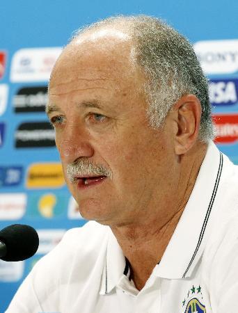 　ドイツ戦を前に記者会見するブラジルのスコラリ監督＝７日、ベロオリゾンテ（共同）