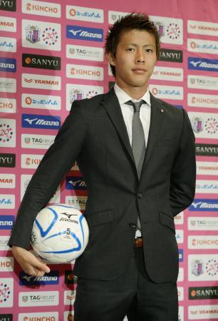 　バーゼル移籍の記者会見後、撮影に応じるＣ大阪・柿谷曜一朗＝９日、大阪市内のホテル