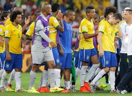 　ドイツに大敗し、肩を落とし引き揚げるブラジルイレブン＝８日（共同）