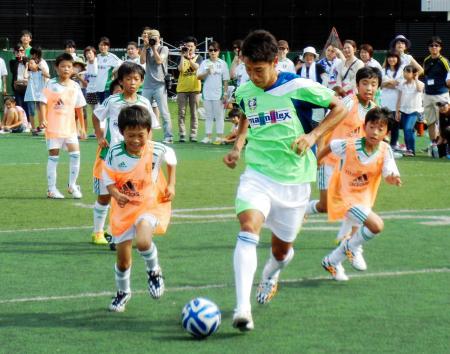 　子供たちとのミニゲームで華麗なドリブルを見せるサッカー日本代表ＦＷ香川真司（中央）