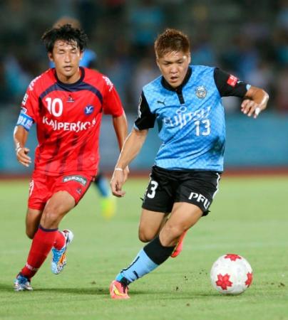 後半、攻め込む川崎・大久保（右）