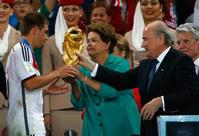 　サッカーＷ杯の表彰式で、ドイツのラーム選手にワールドカップトロフィーを手渡すブラジルのルセフ大統領（中央）＝13日、リオデジャネイロ（ゲッティ＝共同）