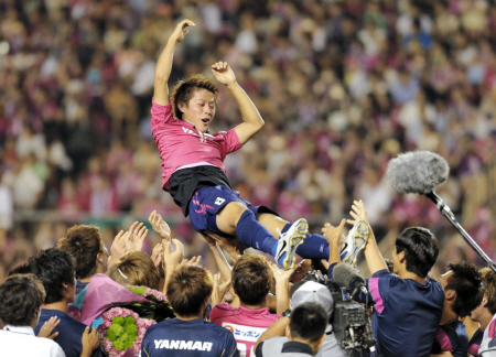 チームメートの手で胴上げされる柿谷