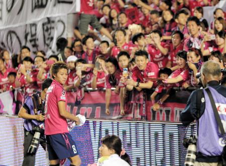 　サポーターの声援に感極まった表情を見せる柿谷（撮影・坂部計介）