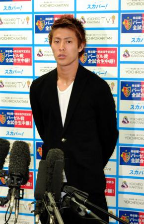 　スイスへの出発を前に、報道陣の質問に答えるバーゼル・柿谷