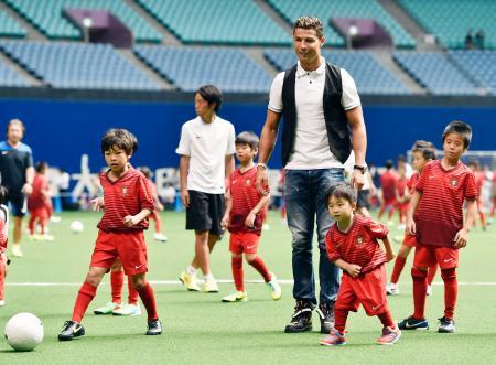 　サッカー教室で子どもたちと交流するクリスティアノ・ロナルド選手＝２３日午後、名古屋市のナゴヤドーム