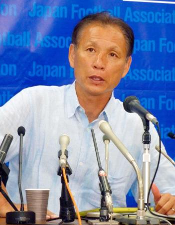 　サッカー日本代表の次期監督にハビエル・アギーレ氏が決まったと発表する日本協会の原博実専務理事