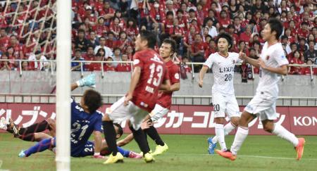 　浦和-鹿島　前半、同点ゴールを決めた鹿島・柴崎（右から２人目）＝埼玉スタジアム