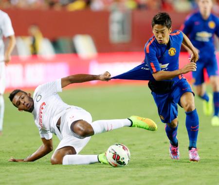 　インテル・ミラノ戦で競り合うマンチェスター・ユナイテッドの香川（右）＝共同