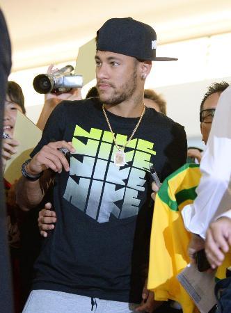　羽田空港に到着した、サッカーのブラジル代表のネイマール選手＝３１日午前