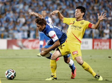 　前半、競り合う川崎・大久保（左）と柏・大谷