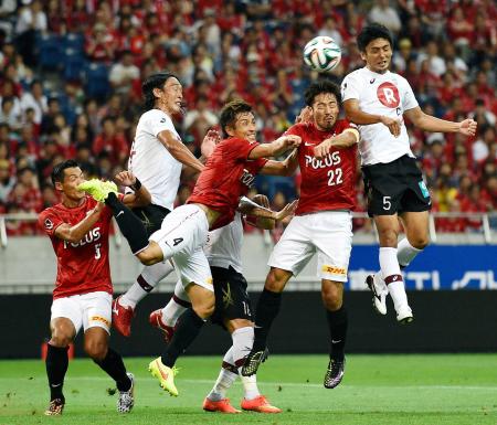 　前半、神戸・河本（右端）と競り合う浦和・阿部（２２）ら