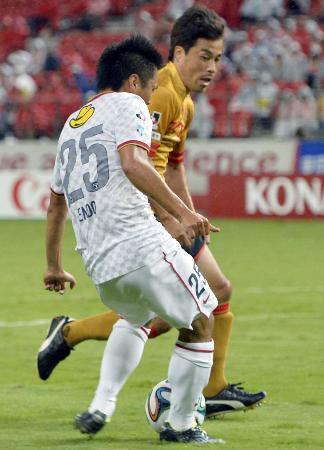 　名古屋-鹿島　試合終了間際、決勝ゴールを決める鹿島・遠藤（２５）＝豊田スタジアム