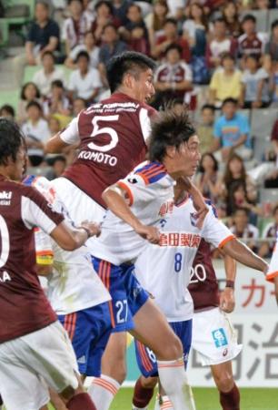 　試合終了間際に決勝のヘディングシュートを決める神戸・河本