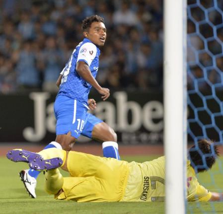 　前半、同点ゴールを決める川崎・レナト