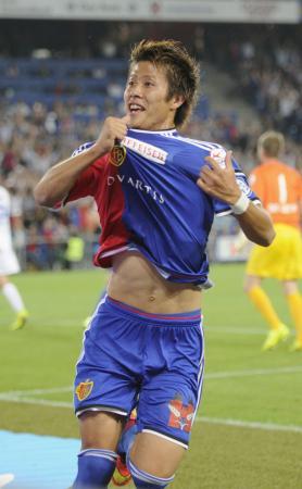 　チューリヒ戦の後半に移籍後初ゴールを決め、喜ぶバーゼルの柿谷＝バーゼル（共同）