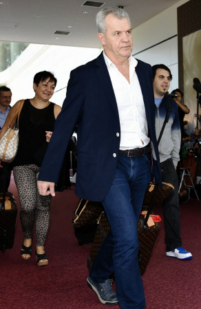 シルビア夫人（左）、次男・ミケルさん（右）と共に来日したハビエル・アギーレ日本代表新監督＝羽田空港（撮影・吉澤敬太）