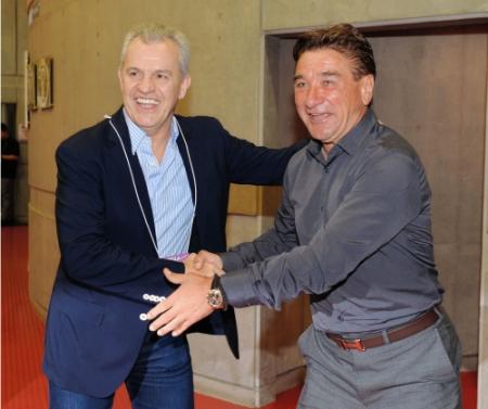 浦和・ペトロヴィッチ監督（右）と笑顔で握手するアギーレ日本代表監督（撮影・西岡　正）