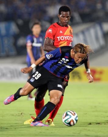 　前半、ドリブルでゴール前に攻め込む宇佐美（撮影・山口　登）