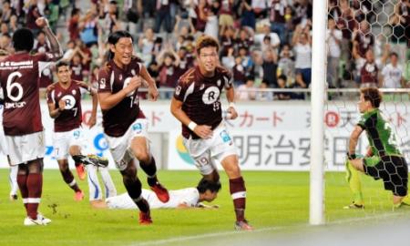 　後半、勝ち越しゴールを決め、駆け出す神戸・岩波（中央）＝撮影・中西幸大