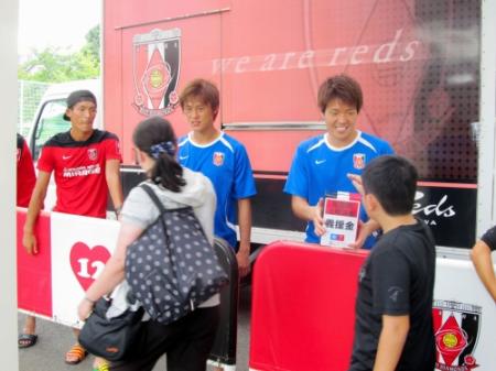 広島市土砂災害の義援金を募る（右から）西川、李、槙野＝大原グラウンド