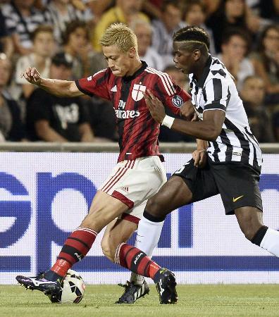 　ユベントス戦で競り合うＡＣミランの本田（左）＝２３日、レッジョネレミリア（共同）
