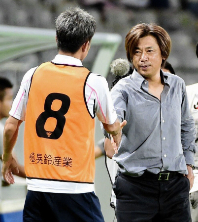 試合後、兄の東京Ｖ・三浦泰年監督（右）と握手を交わす横浜ＦＣ・三浦知良＝味の素スタジアム（撮影・北野将市）